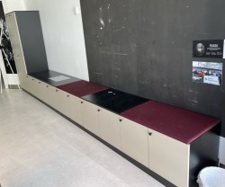 Skapløsning med garderobeskap og sittebenk i sort / varmgrå fra Martela, bredde 480cm, pent brukt