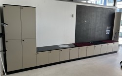 Skapløsning med garderobeskap og sittebenk i sort / varmgrå fra Martela, bredde 480cm, pent brukt