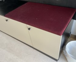 Skapløsning med garderobeskap og sittebenk i sort / varmgrå fra Martela, bredde 480cm, pent brukt