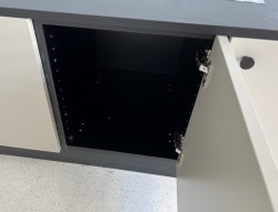 Skapløsning med garderobeskap og sittebenk i sort / varmgrå fra Martela, bredde 480cm, pent brukt