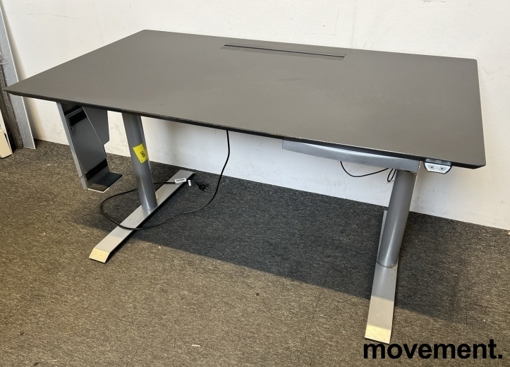 Solgt!Skrivebord med elektrisk hevsenk i - 1 / 4