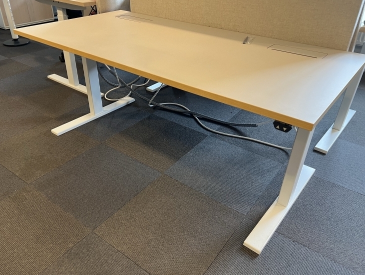 Skrivebord med elektrisk hevsenk