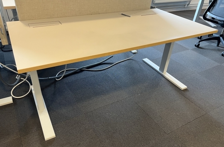 Skrivebord med elektrisk hevsenk