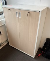 Skap med dører fra Holmris, hvitt skrog, fronter i beiset ask, 3permhøyder, bredde 80cm, høyde 111cm, pent brukt
