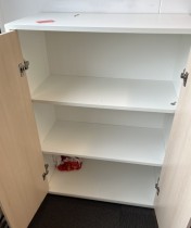 Skap med dører fra Holmris, hvitt skrog, fronter i beiset ask, 3permhøyder, bredde 80cm, høyde 111cm, pent brukt