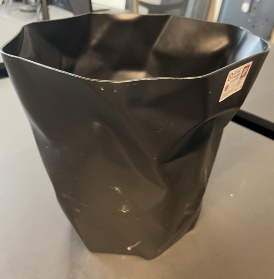 Papirkurv i sort plast fra Essey,