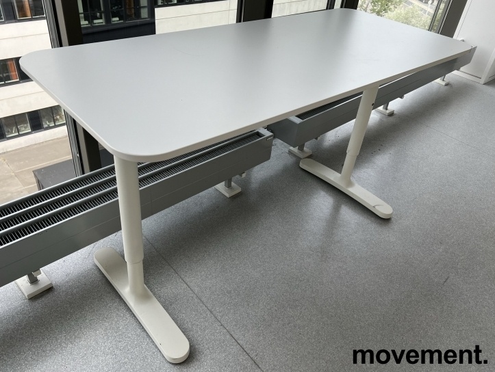 Solgt!IKEA Bekant skrivebord i hvit - 1 / 2