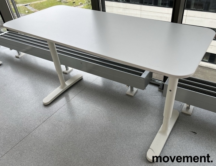 Solgt!IKEA Bekant skrivebord i hvit - 2 / 2