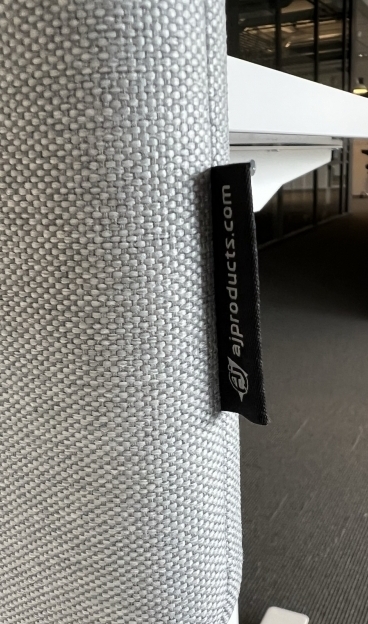 Bordskillevegg i grått stoff fra AJ