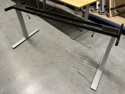 Understell for skrivebord med elektrisk hevsenk i grålakkert metall fra Dencon, passer plate 120cm eller større, pent brukt
