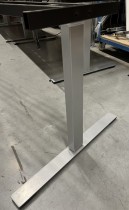 Understell for skrivebord med elektrisk hevsenk i grålakkert metall fra Dencon, passer plate 120cm eller større, pent brukt