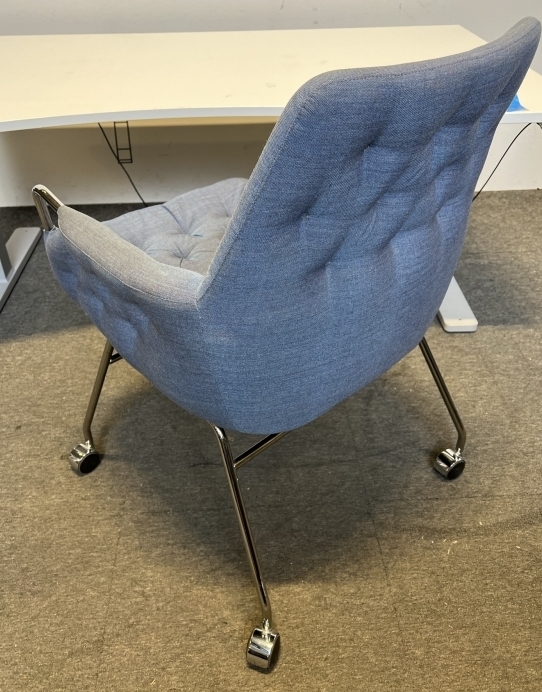 Konferansestol i lyst blått