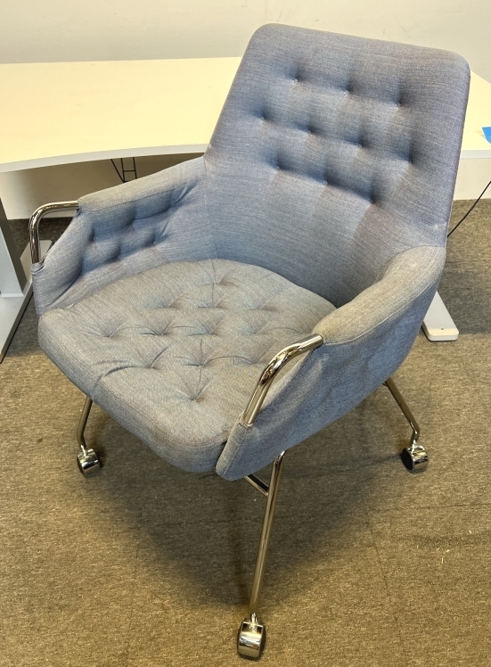 Konferansestol i lyst blått