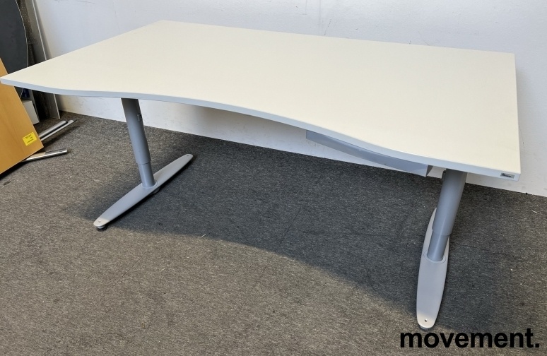 Solgt!Kinnarps T-serie skrivebord i lys - 1 / 3