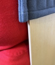 3-seter alkovesofa med høy rygg fra Blå Station, modell Koja, design: Fredrik Mattson, grått stoff / rødt stoff / ask bredde 182cm, pent brukt