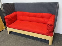 3-seter alkovesofa med høy rygg fra Blå Station, modell Koja, design: Fredrik Mattson, grått stoff / rødt stoff / ask bredde 182cm, pent brukt