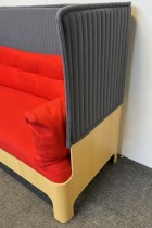 3-seter alkovesofa med høy rygg fra Blå Station, modell Koja, design: Fredrik Mattson, grått stoff / rødt stoff / ask bredde 182cm, pent brukt