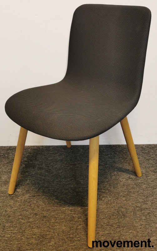 Solgt!Loungestol i grått stoff / ben i - 1 / 3