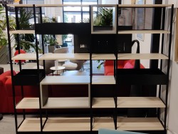 Hylle / reol / romdeler modell Combus fra Narbutas med plantekasser og TV-oppheng, bredde 235cm, NY / UBRUKT