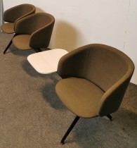 Solid sittebenk fra Martela for venterom med 3 seter i brunt stoff og bord i hvit Ask, ben i sort metall, bredde: 180cm, pent brukt