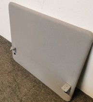 Bordskillevegg / skjermvegg for skrivebord fra Götessons, grått stoff, 80x65cm, pent brukt