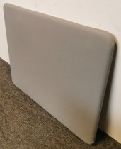 Bordskillevegg / skjermvegg for skrivebord fra Götessons, grått stoff, 80x65cm, pent brukt