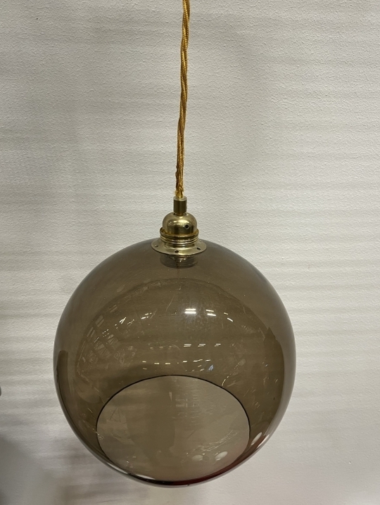 Taklampe i brunt glass fra Ebb &