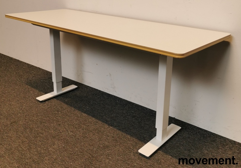 Solgt!Skrivebord / kantinebord i hvitt - 1 / 2