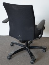 HÅG H04 Credo i sort stoff, armlene, NYTRUKKET, pent brukt