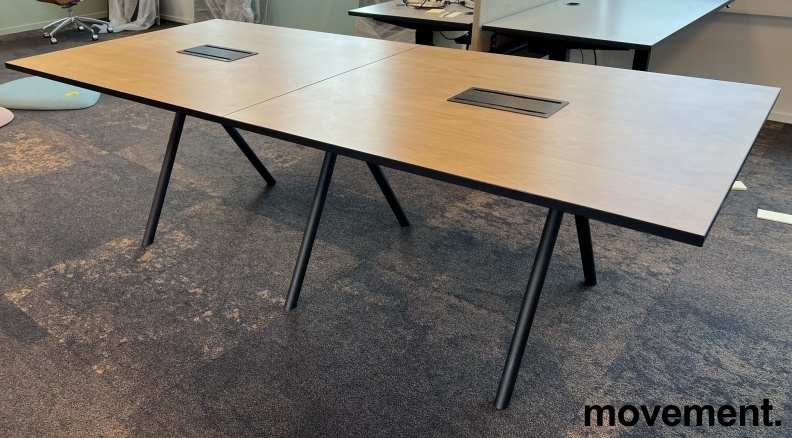 Solgt!Møtebord i eik finer / sort fra - 1 / 3
