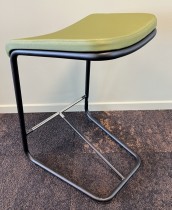 Barstol / barkrakk i grønt stoff / sort fra Lammhults, modell Add, høyde 63cm, pent brukt