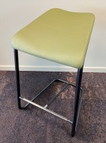 Barstol / barkrakk i grønt stoff / sort fra Lammhults, modell Add, høyde 63cm, pent brukt
