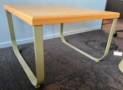 Loungebord / sofabord i eik finer / grønnlakkert metall fra Johanson Design, modell Bail, 60x66x43cm, pent brukt