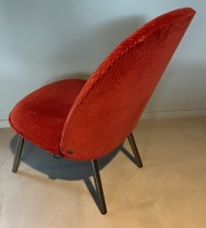 Loungestol / lenestol i rødt velour-stoff / sorte ben fra Normann Copenhagen, modell Ace, pent brukt