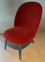 Loungestol / lenestol i rødt velour-stoff / sorte ben fra Normann Copenhagen, modell Ace, pent brukt