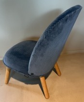 Loungestol / lenestol i blått velour-stoff / eik ben fra Normann Copenhagen, modell Ace, pent brukt
