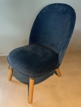 Loungestol / lenestol i blått velour-stoff / eik ben fra Normann Copenhagen, modell Ace, pent brukt