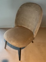 Loungestol / lenestol i sandfarget velour-stoff / sorte ben fra Normann Copenhagen, modell Ace, pent brukt