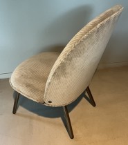 Loungestol / lenestol i sandfarget velour-stoff / sorte ben fra Normann Copenhagen, modell Ace, pent brukt