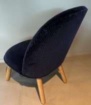 Loungestol / lenestol i mørkt blått velour-stoff / eik ben fra Normann Copenhagen, modell Ace, pent brukt