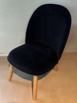Loungestol / lenestol i mørkt blått velour-stoff / eik ben fra Normann Copenhagen, modell Ace, pent brukt