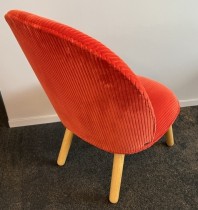 Loungestol / lenestol i rødt velour-stoff / eik ben fra Normann Copenhagen, modell Ace, pent brukt