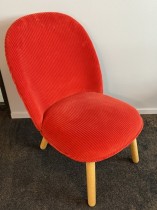 Loungestol / lenestol i rødt velour-stoff / eik ben fra Normann Copenhagen, modell Ace, pent brukt