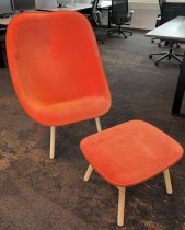 Loungestol / lenestol i rødorange velour / eik fra HAY, Uchiwa med fotskammel, pent brukt
