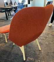Loungestol / lenestol i rødorange velour / eik fra HAY, Uchiwa med fotskammel, pent brukt