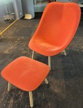 Loungestol / lenestol i rødorange velour / eik fra HAY, Uchiwa med fotskammel, pent brukt