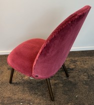 Loungestol / lenestol i lilla velour-stoff / sorte ben fra Normann Copenhagen, modell Ace, pent brukt