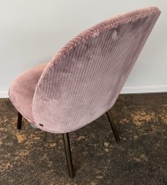 Loungestol / lenestol i lys lilla velour-stoff / sorte ben fra Normann Copenhagen, modell Ace, pent brukt