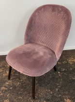 Loungestol / lenestol i lys lilla velour-stoff / sorte ben fra Normann Copenhagen, modell Ace, pent brukt