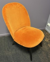 Loungestol / lenestol i orange velour-stoff / sorte ben fra Normann Copenhagen, modell Ace, pent brukt
